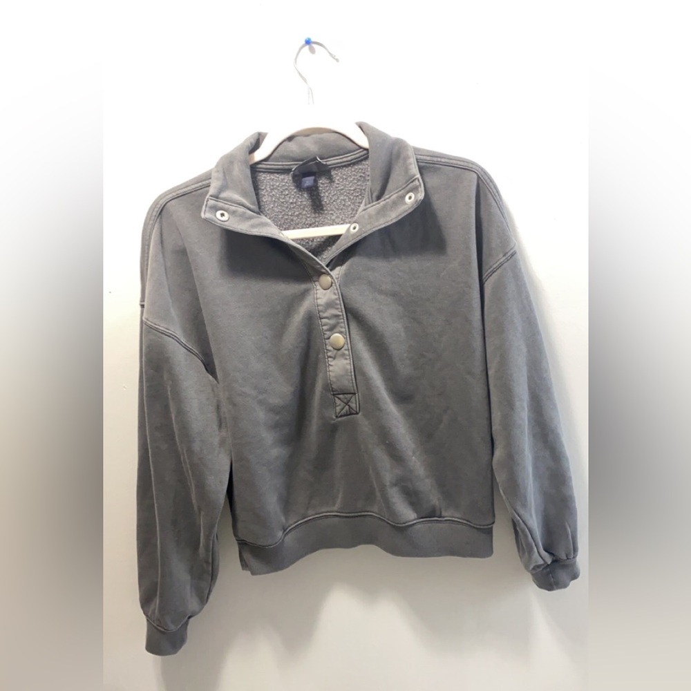 Cropped grey crew neck